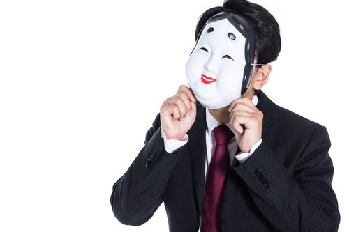 息子を装う怪しい男性〜おかめのお面で電話詐欺