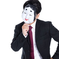 怪しい詐欺師のような考え込むおかめ男子のポートレートの写真