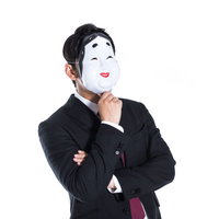 噂話を流してあざ笑う匿名社員の不気味な仕草の写真