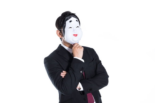 噂話を流してあざ笑う匿名社員の不気味な仕草