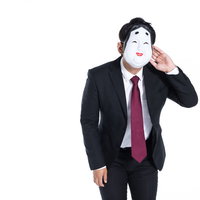 仮面を被ったスーツ姿の男性のお辞儀と挨拶の写真