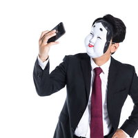 カメラアプリで非肌フィルターを使う詐欺師の自撮りの写真