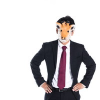 仮面をつけたスーツ男子の仁王立ちポーズの写真