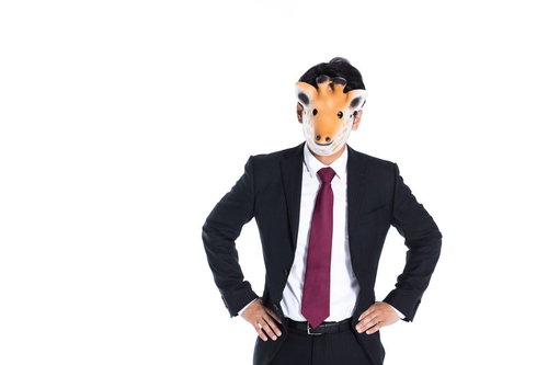 仮面をつけたスーツ男子の仁王立ちポーズ