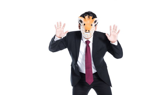 偽物だとバレてしまった匿名社員のお手上げポーズ