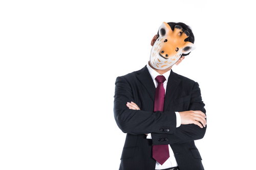 顔が見えないクレーマー、お面をかぶったスーツ姿の男性