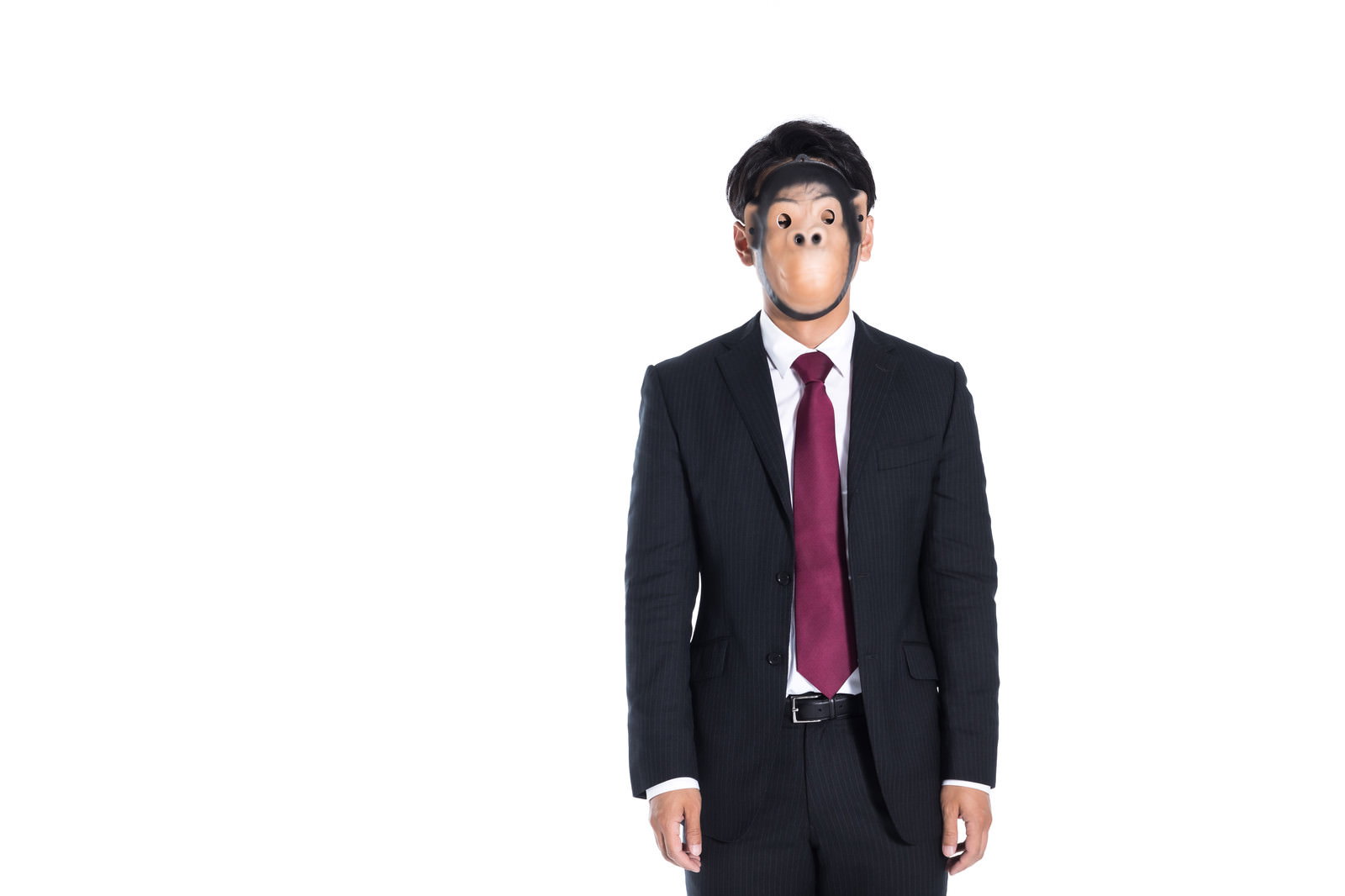 黒いスーツに赤いネクタイの男性が両手で目を覆って傍観するポーズ［モデル：大川竜弥］