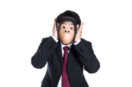 聞かざる～両手で耳をふさぐスーツ姿の男性