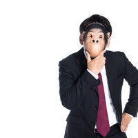 匿名なら生き生きな様子を見せるスーツ姿の会社員の写真