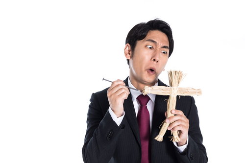 ライバルへの妬みを藁人形と五寸釘へぶつける会社員