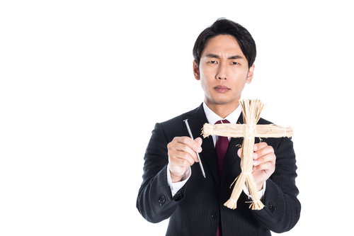 上司へ不満があるなら藁人形と五寸釘を持つ会社員