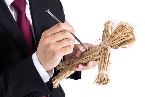 携帯藁人形で常にストレス発散する会社員男性