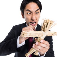嫌いな人間を藁人形に見立てて呪う激怒の会社員の写真