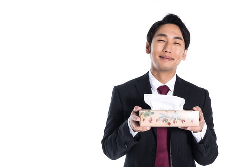 花粉の季節に箱ティッシュを持参する執事男性