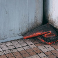 忘れ去られたぐんにゃりと変形したカラーコーンの写真