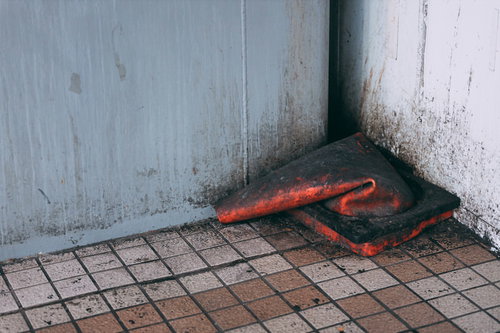 忘れ去られたぐんにゃりと変形したカラーコーン