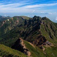 南八ヶ岳の山小屋から繋がる縦走路と青空の山岳風景の写真