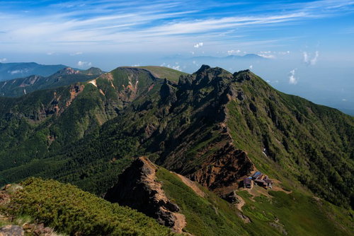 南八ヶ岳の山小屋から繋がる縦走路と青空の山岳風景