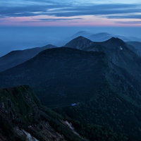 朝焼けに染まる天狗岳と根石岳山荘の連峰の絶景の写真