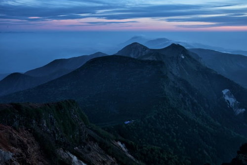 朝焼けに染まる天狗岳と根石岳山荘の連峰の絶景