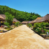 大内宿の茅葺屋根が並ぶ江戸時代の宿場大通りの写真