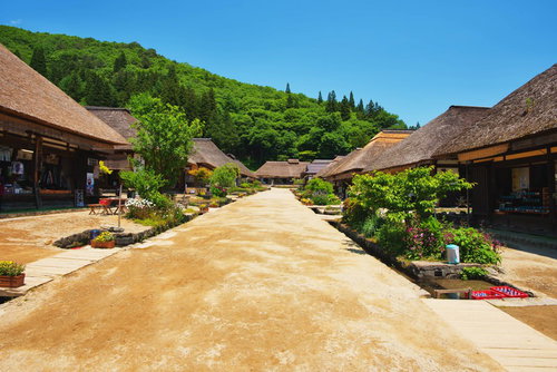 大内宿の茅葺屋根が並ぶ江戸時代の宿場大通り