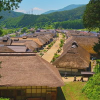 福島県会津の大内宿の街並み 茅葺屋根の宿場町の写真