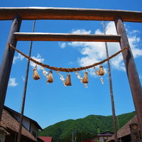 大内宿の鳥居と茅葺屋根の街道 福島県会津の江戸時代宿場町の写真