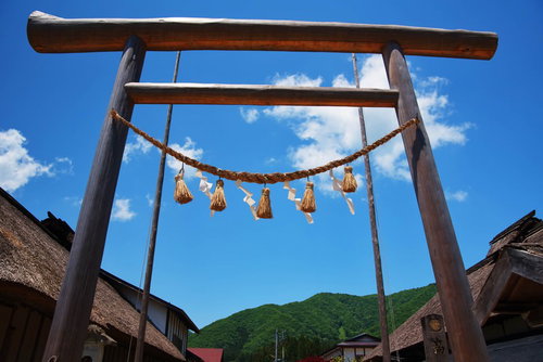 大内宿の鳥居と茅葺屋根の街道 福島県会津の江戸時代宿場町