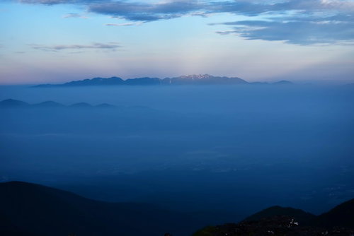 朝日に照らされる中央アルプスと眼下に広がる街並み