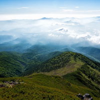 雲海に浮かび上がる杣添尾根と清里高原の山並みの写真
