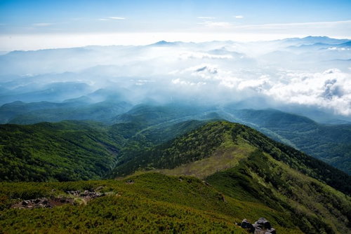 雲海に浮かび上がる杣添尾根と清里高原の山並み