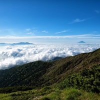 横岳の尾根から望む雲海と青空に映える山並みの写真
