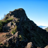 横岳の鎖場（カニの横ばい）を登る登山者の姿の写真