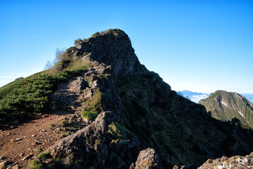 横岳の鎖場（カニの横ばい）を登る登山者の姿