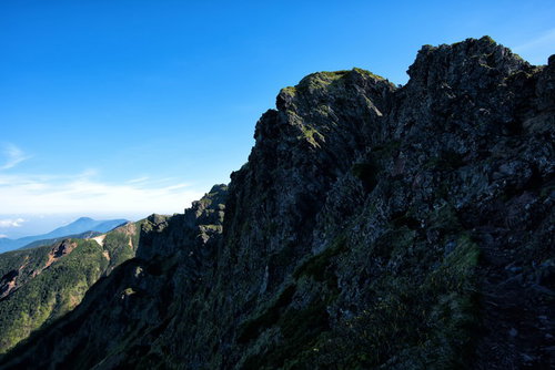 横岳の荒々しい岩場と登山道、険しい稜線の風景