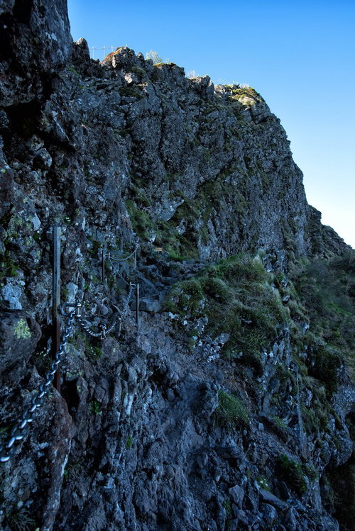 横岳の急峻な岩場にある登山用の鎖場と険しい登山道