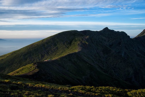 横岳へと果てしなく続く登山道と山脈の稜線
