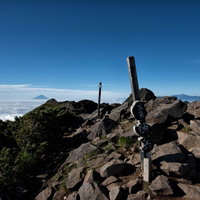 横岳山頂の標識と雲海の絶景 登山道から見た山頂の風景の写真