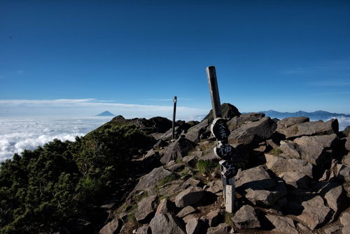 横岳山頂の標識と雲海の絶景 登山道から見た山頂の風景