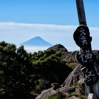 山頂から見渡す連なる山並みの写真