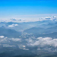 清里高原の水田風景と雲海が広がる山脈の景色の写真