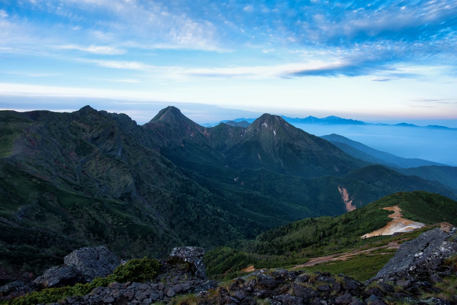 硫黄岳から見た赤岳と阿弥陀岳の山々と青空の風景