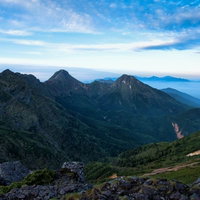 硫黄岳から望む赤岳と阿弥陀岳の登山道と稜線の写真