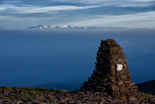 硫黄岳のケルンと遥かに望む北アルプスの山並み