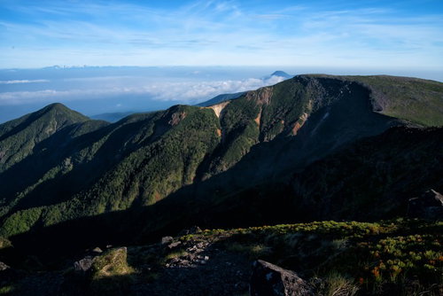 硫黄岳のえぐられた爆裂火口と夜明けの山並み