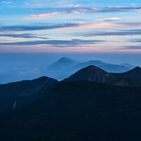 茜色に染まる空と北八ヶ岳の写真
