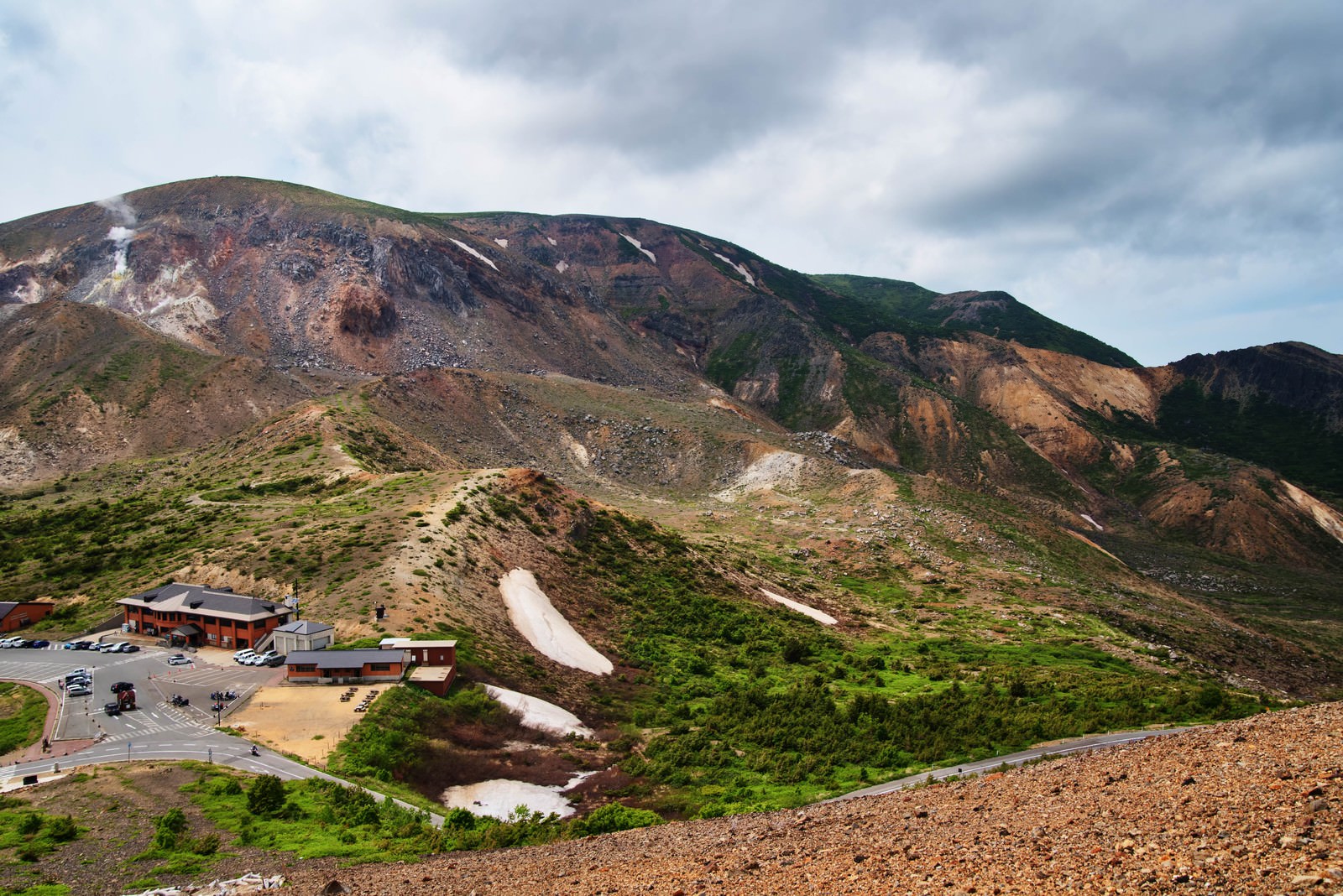 荒々しい山肌を見せる東吾妻山の岩場と登山道