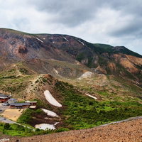 荒々しい姿の東吾妻山の岩場と登山道の風景の写真