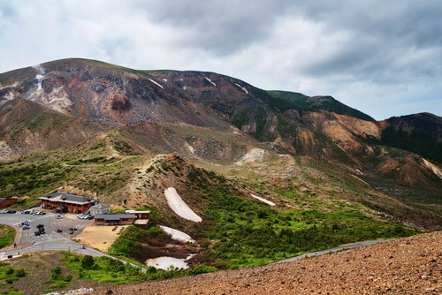 荒々しい姿の東吾妻山の岩場と登山道の風景